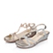 Senda/森达夏季专柜同款浅银砂布时尚链饰坡跟女凉鞋E3B02BL5