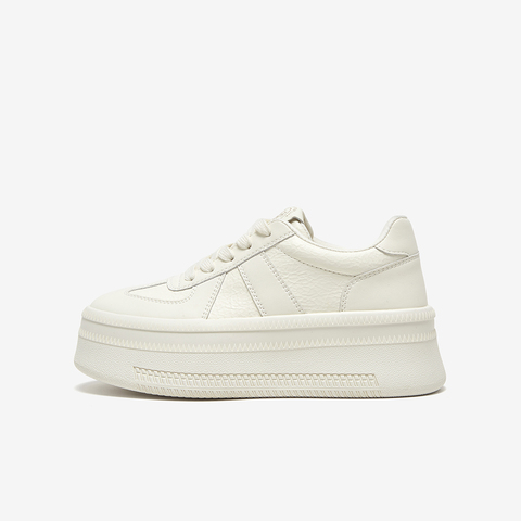 百思图2025春季新款简约时尚运动板鞋厚底女休闲鞋I7639AM5