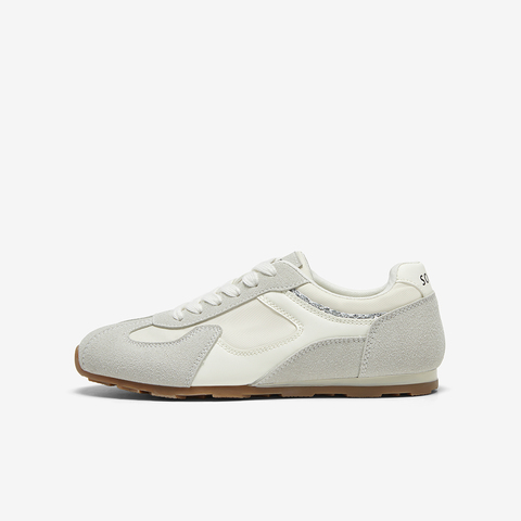 百思图2025春季新款简约运动户外休闲德训鞋平跟女休闲鞋V0148AM5