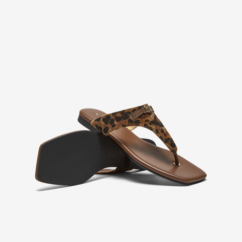 百思图2025夏季新款简约时尚户外休闲人字拖平跟女拖鞋C5831BT5