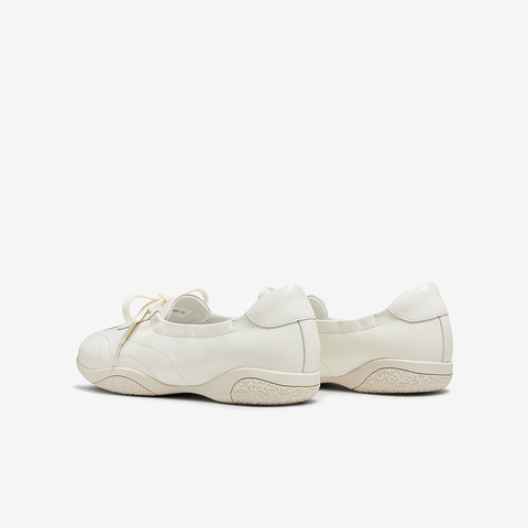 百思图2025秋季新款商场同款德训鞋简约时尚女休闲鞋UTE11CA5