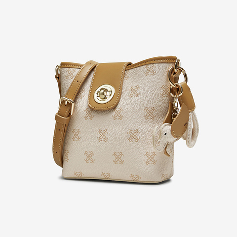 百思图2025秋季新款商场同款水桶包简约复古斜挎包女TY040CX5