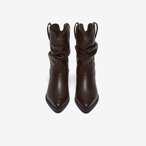 百思图2025冬季新款堆堆靴时装靴时尚潮流粗跟尖头女中靴F3061DZ5