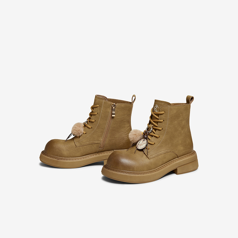 百思图2025冬季新款马丁靴时尚复古工装粗跟女中靴D3770DZ5