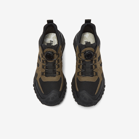 百思图2025秋季新款时尚街头潮流户外运动男休闲鞋YM001CM5