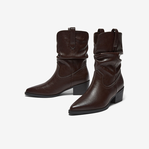 百思图2025冬季新款堆堆靴时装靴时尚潮流粗跟尖头女中靴F3061DZ5