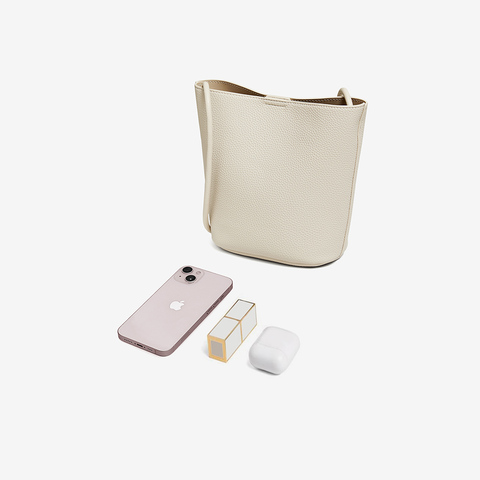 百思图2026春季新款商场同款水桶包简约通勤单肩包女TY084AX6