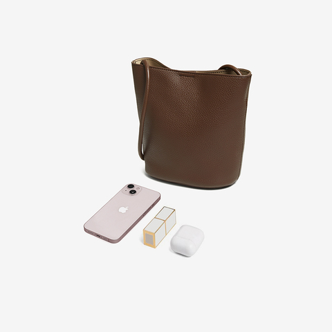 百思图2026春季新款商场同款水桶包简约通勤单肩包女TY084AX6