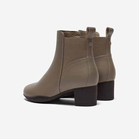 Bata时装靴女2023冬季商场新款粗跟百搭牛皮软底短筒靴VVJ02DD3
