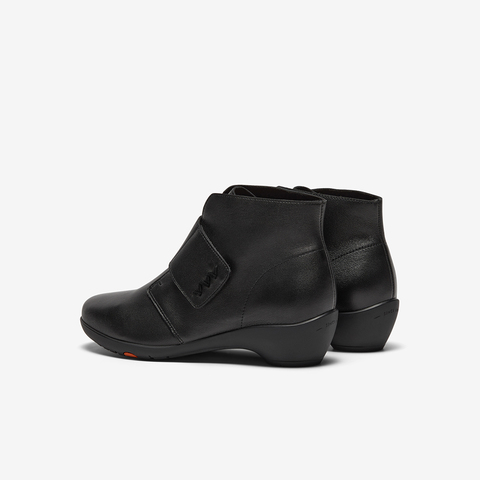 Bata时装靴女2025冬商场新款百搭软底羊皮通勤粗跟短筒靴AGW44DD5