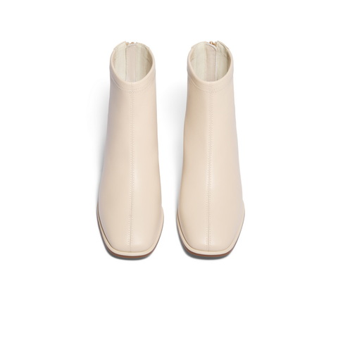 百丽优雅短筒时装靴女2024冬新商场同款真皮显瘦舒适短靴3LI40DD4