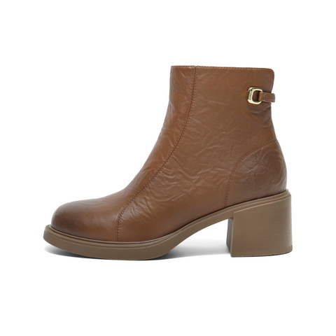 百丽复古褶皱面时装靴女2025冬新真皮气质高跟通勤短靴B2823DD5