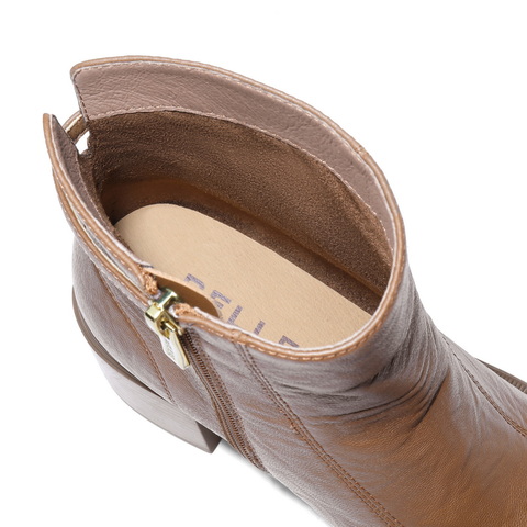 百丽复古褶皱面时装靴女2025冬新真皮气质高跟通勤短靴B2823DD5