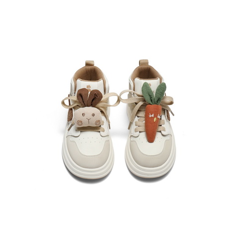 百丽撞色高帮板鞋女童2025冬新商场同款卡通饰扣休闲鞋V5118D85