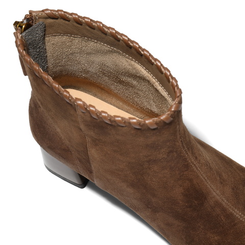 百丽柔软舒适绒面时装靴女2025冬新真皮优雅高跟通勤短靴B2956DD5