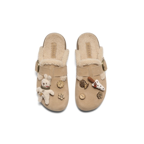 百丽时尚卡通饰扣勃肯鞋女2025冬新加绒保暖舒适包头拖鞋E7Y1DDH5