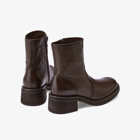 73hours女鞋电影画面2025冬季圆头纯色方跟切尔西靴