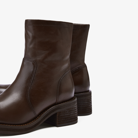 73hours女鞋电影画面2025冬季圆头纯色方跟切尔西靴