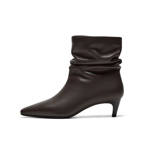 真美诗2025年冬季新款自然堆褶随性潇洒牛皮革尖头时装靴26683DZ5