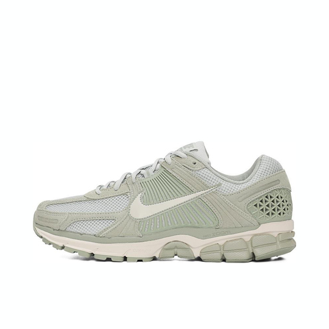 NIKE耐克2024男子NIKE ZOOM VOMERO 5板鞋/复刻鞋HF1553-300