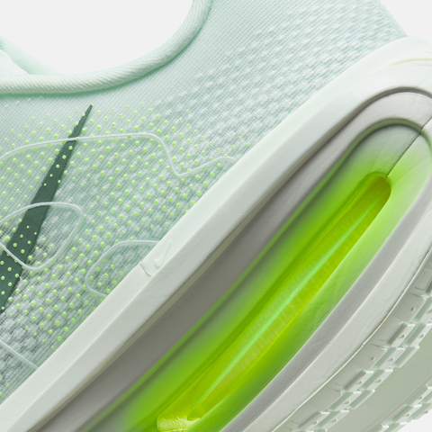 NIKE耐克2025男子NIKE VOMERO PREMIUM跑步HQ2050-300