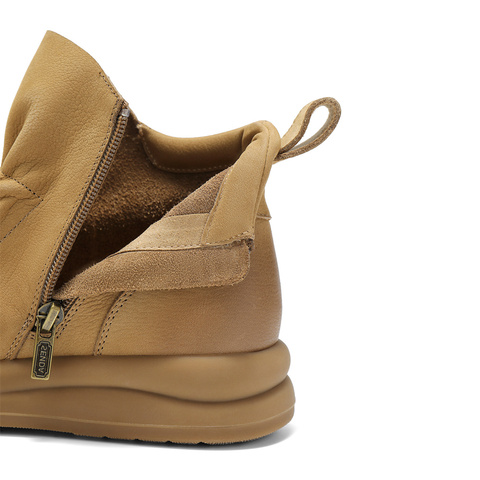 森达休闲靴女2025冬新简约褶皱厚底舒适休闲短皮靴ZTI20DD5