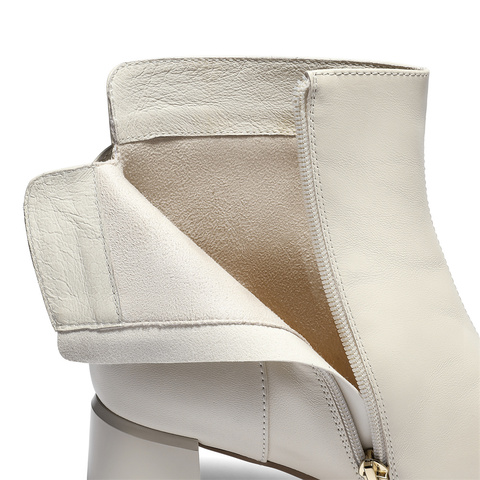 森达时装靴女2025冬季新款气质显瘦粗高跟短皮靴WP057DD5