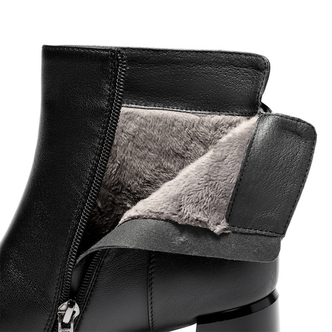 森达时装靴女2025冬季新款气质显瘦粗高跟短皮靴WP057DD5