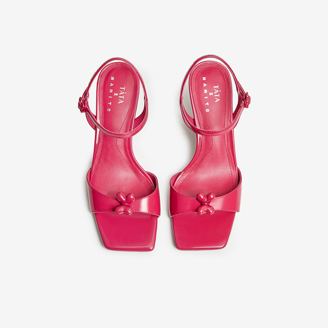 Tata/他她2023夏奈美兔联名系列时尚镜面慕斯一字带凉鞋新款7XV03BL3