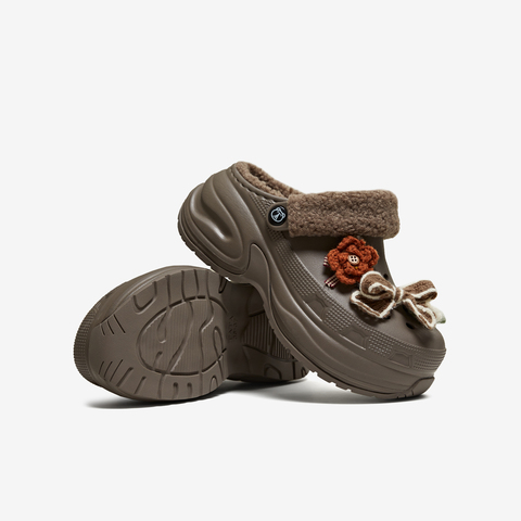 TATA/他她2025冬商场同款时尚休闲女洞洞鞋新款CM902DH5