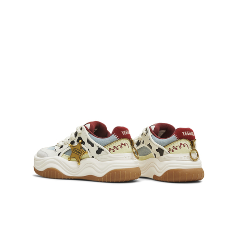 天美意2025冬新款商场同款玩具总动员联名板鞋女休闲鞋CIZ23DM5