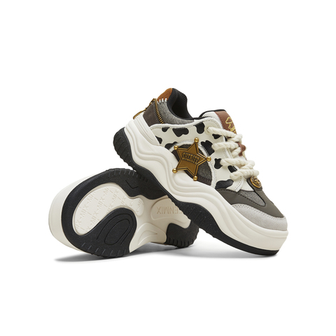 天美意2025冬新款商场同款玩具总动员联名板鞋女休闲鞋CIZ23DM5