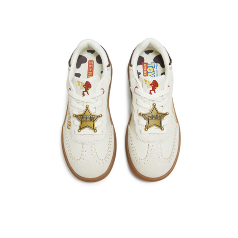 天美意2025冬新款商场同款玩具总动员联名复古女德训鞋CEL22DM5